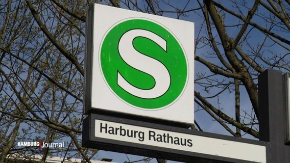 Ein S-Bahnschild am Harburger Rathaus. © Screenshot 