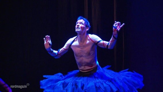 Der Tänzer Axel Rothe auf der Bühne. © Screenshot 