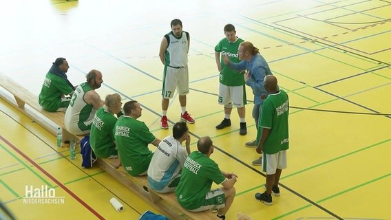 Ein Trainer instruiert sein Basketball-Team © Screenshot 
