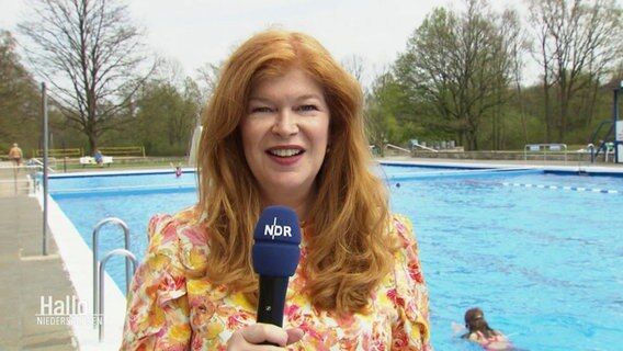 NDR Reporterin Sophie Mühlmann steht vor einem Schwimmbecken © Screenshot 