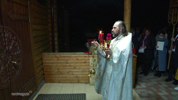 Ein Geistlicher bei einem russisch-orthodoxen Osterfest © Screenshot 