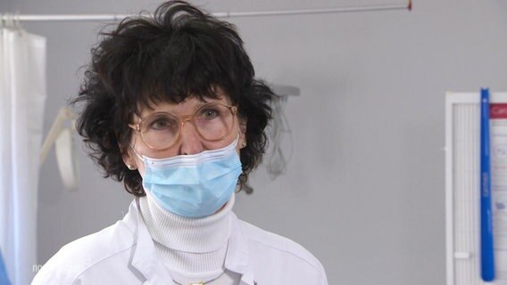 Eine Ärztin mit einem medizinischen Mund-Nasen-Schutz. © Screenshot 