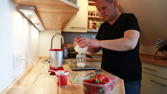 Ein Mann macht Erdbeer-Joghurt selbst. © Screenshot 