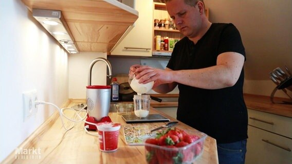 Ein Mann macht Erdbeer-Joghurt selbst. © Screenshot 