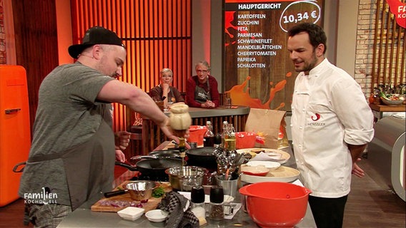 Steffen Henssler sieht einem Kandidaten beim Kochen zu © Screenshot 