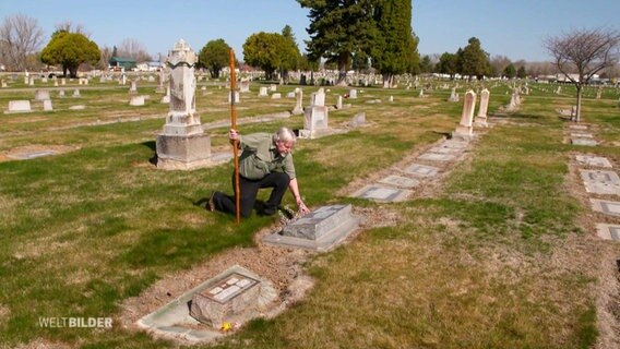 Bill Reynolds verabschiedet sich auf dem Friedhof von verstorbenen Verwandten. © Screenshot 