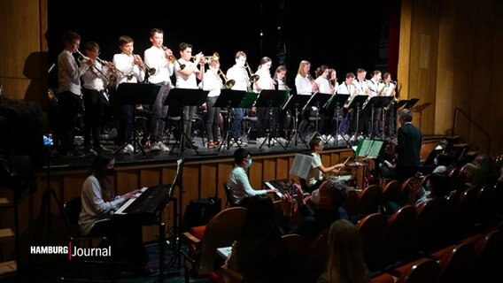 Bigband von Schulkindern auf der Bühne. © Screenshot 