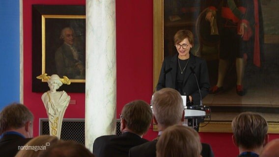 Eine Frau hält eine Rede bei der Gründungsfeier des Helmholtz-Instituts für One Health. © Screenshot 