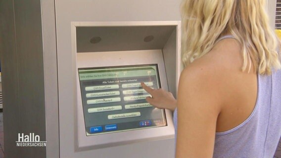 Eine junge Frau kauft sich ein ÖPNV Ticket an einem Ticketautomaten. © Screenshot 