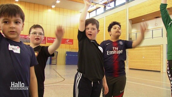 Kinder aus den "Handicap Kickers" heben freudig die Arme. © Screenshot 