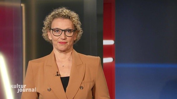 Julia Westlake moderiert das Kulturjournal © Screenshot 