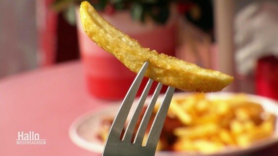 Eine Pommes, aufgespießt auf einer Gabel © Screenshot 