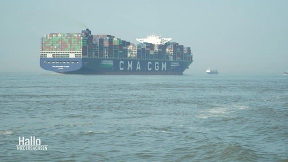 Ein Containerschiff © Screenshot 