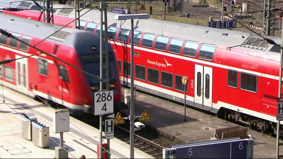 Züge fahren in einen Bahnhof ein © Screenshot 