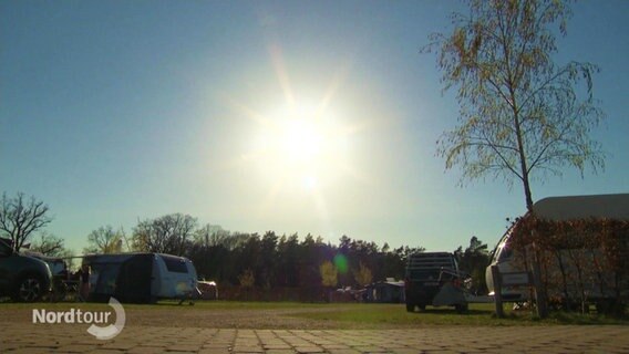 Ein Campingplatz im Sonnenschein. © Screenshot 