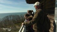 Menschen auf einem Aussichtsturm. © Screenshot 