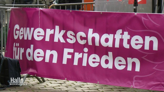 Ein Banner mit der Aufschrift: "Gewerkschaften für den Frieden" © Screenshot 