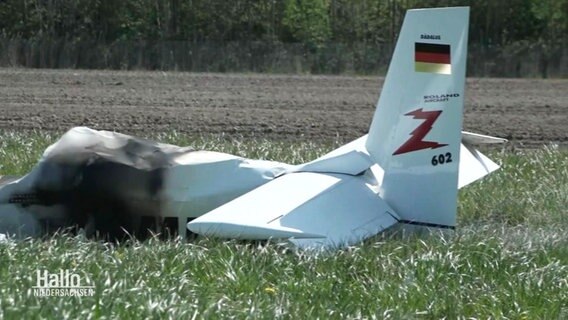 Das abgestürzte Flugzeug in Sande © Screenshot 