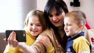 Natascha Melnychuk mit ihren Kindern © Screenshot 