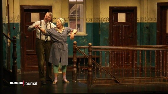 Ein Auschnitt von "Tratsch im Treppenhaus" im Ohnsorg Theater. © Screenshot 