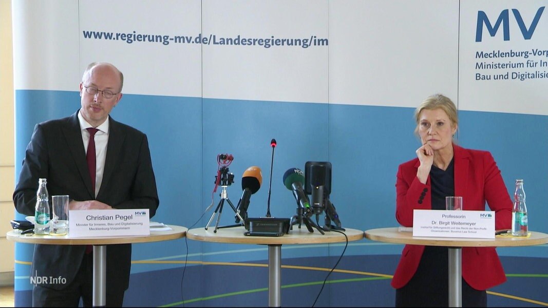 Innenminister Pegel (SPD) und eine Rechtsgutachterin stellen ein Gutachten vor.