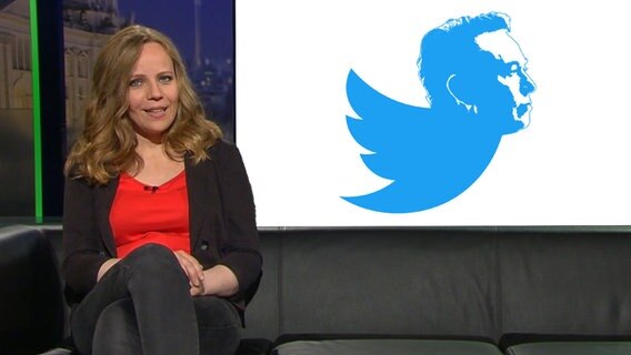 Sarah Bosetti, im Hintergrund Elon Musk als Twitter-Vogel. © Screenshot 