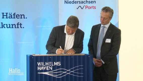 Robert Habeck unterschreibt Verträge für LNG-Terminals in Wilhelmshaven. © Screenshot 