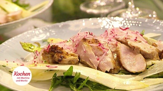 Salat aus rohem Spargel mit Frühlingskräutern und gebeiztem Kaninchenrücken © Screenshot 