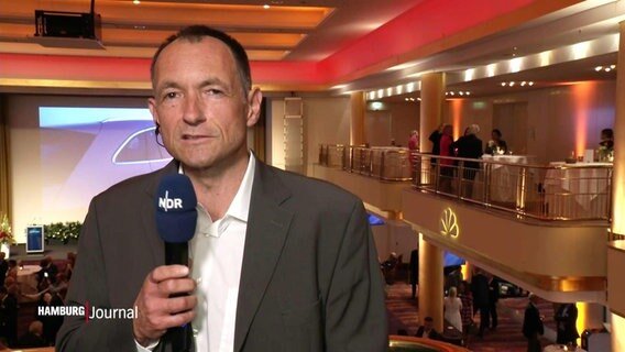 Der Reporter Peter Kleffmann berichtet aus dem Grand Elysée. © Screenshot 