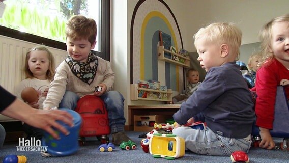Kinder in der betriebseigenen Krippe des Logistikers Meyer & Meyer. © Screenshot 