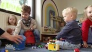 Kinder in der betriebseigenen Krippe des Logistikers Meyer & Meyer. © Screenshot 