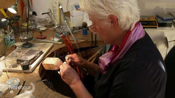 Goldschmiedin Suse Albrecht. © Screenshot 