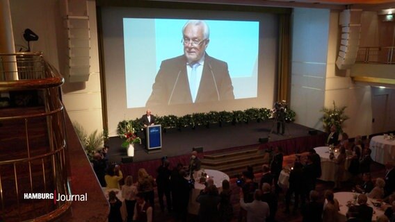 Blick in den Saal des Grand Elysée. Auf einer großen Leindwand ist Wolfgang Kubicki (FDP) als Redner auf der Bühne zu sehen. © Screenshot 