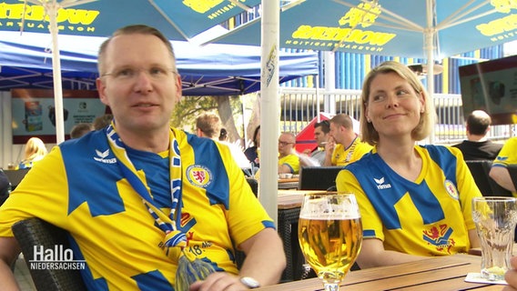 Zwei Eintracht-Braunschweig-Fans. © Screenshot 