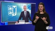 Eine Gebärdensprachdolmetscherin übersetzt eine Sendung zur Landtagswahl in Schleswig-Holstein © Screenshot 