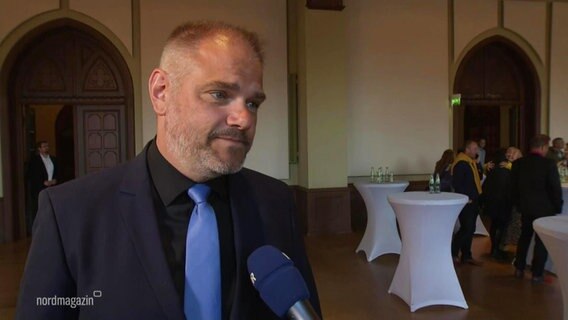 Stralsunds neuer alter Oberbürgermeister Alexander Badrow im Interview. © Screenshot 