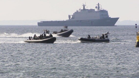 Ein Marineschiff und Schnellboote bei einer militärischen Evakuierungsübung im Meer vor Sassnitz. © Screenshot 