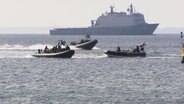 Ein Marineschiff und Schnellboote bei einer militärischen Evakuierungsübung im Meer vor Sassnitz. © Screenshot 