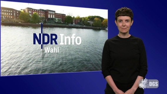 Eine Gebärdensprachdolmetscherin übersetzt NDR Info Wahl © Screenshot 