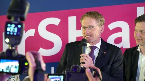Daniel Günther bei der Pressekonferenz nach seinem Wahlsieg © Screenshot 
