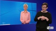 Eine Gebärdensprachdolmetscherin übersetzt NDR Info Wahl © Screenshot 