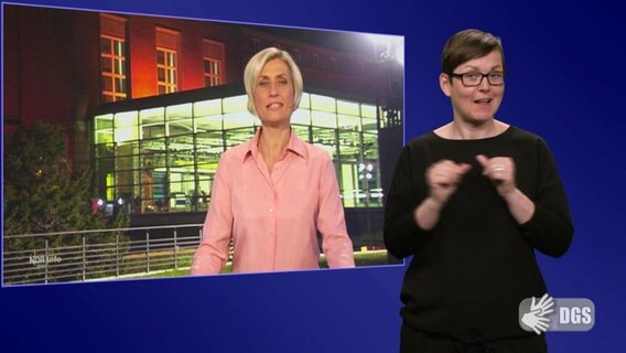Eine Gebärdensprachdolmetscherin übersetzt NDR Info Wahl © Screenshot 