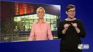 Eine Gebärdensprachdolmetscherin übersetzt NDR Info Wahl © Screenshot 