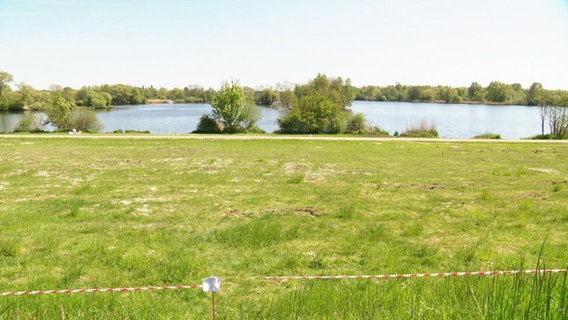 Eine Liegewiese an der Hamburger Dove-Elbe ist abgesperrt.  