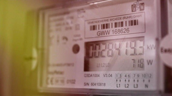 Ein Stromzähler zeigt den Verbrauch an. © Screenshot 