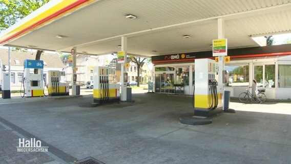Leere Zapfsäulen an einer Tankstelle. © Screenshot 
