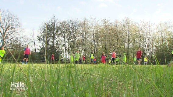 Kinder und Jugendliche spielen Fußball. © Screenshot 