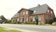 Ein Haus steht an einer Landstraße. © Screenshot 