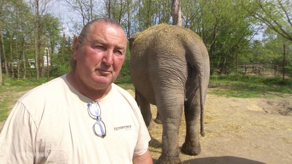 Ein Mann und ein Elefant. © Screenshot 
