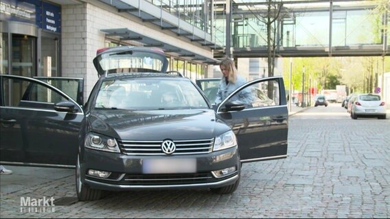 Ein Gebrauchtwagen steht an einer Straße. © Screenshot 